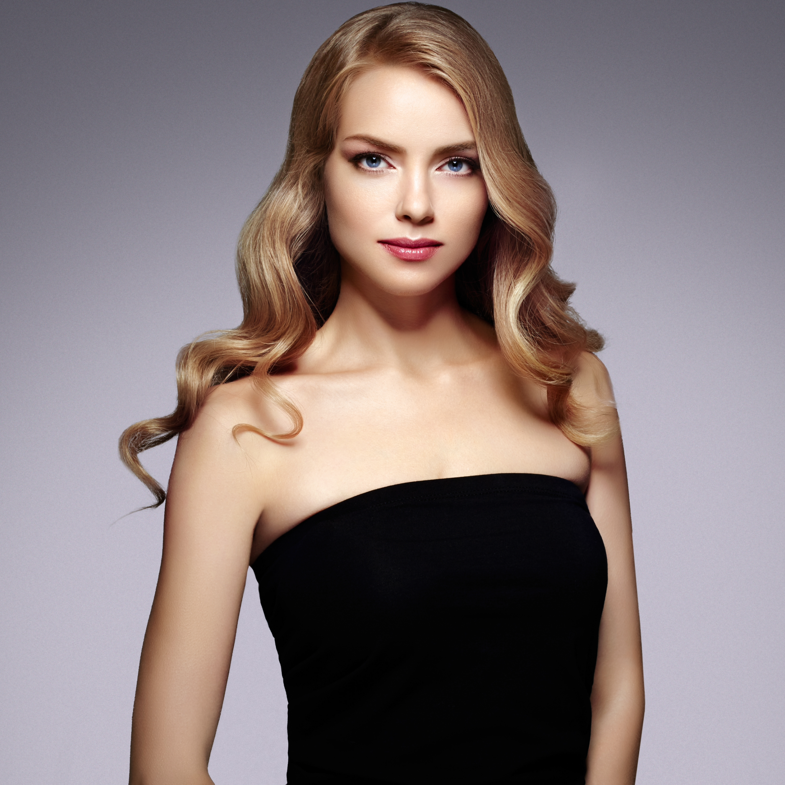 Chica cabello rubio claro largo