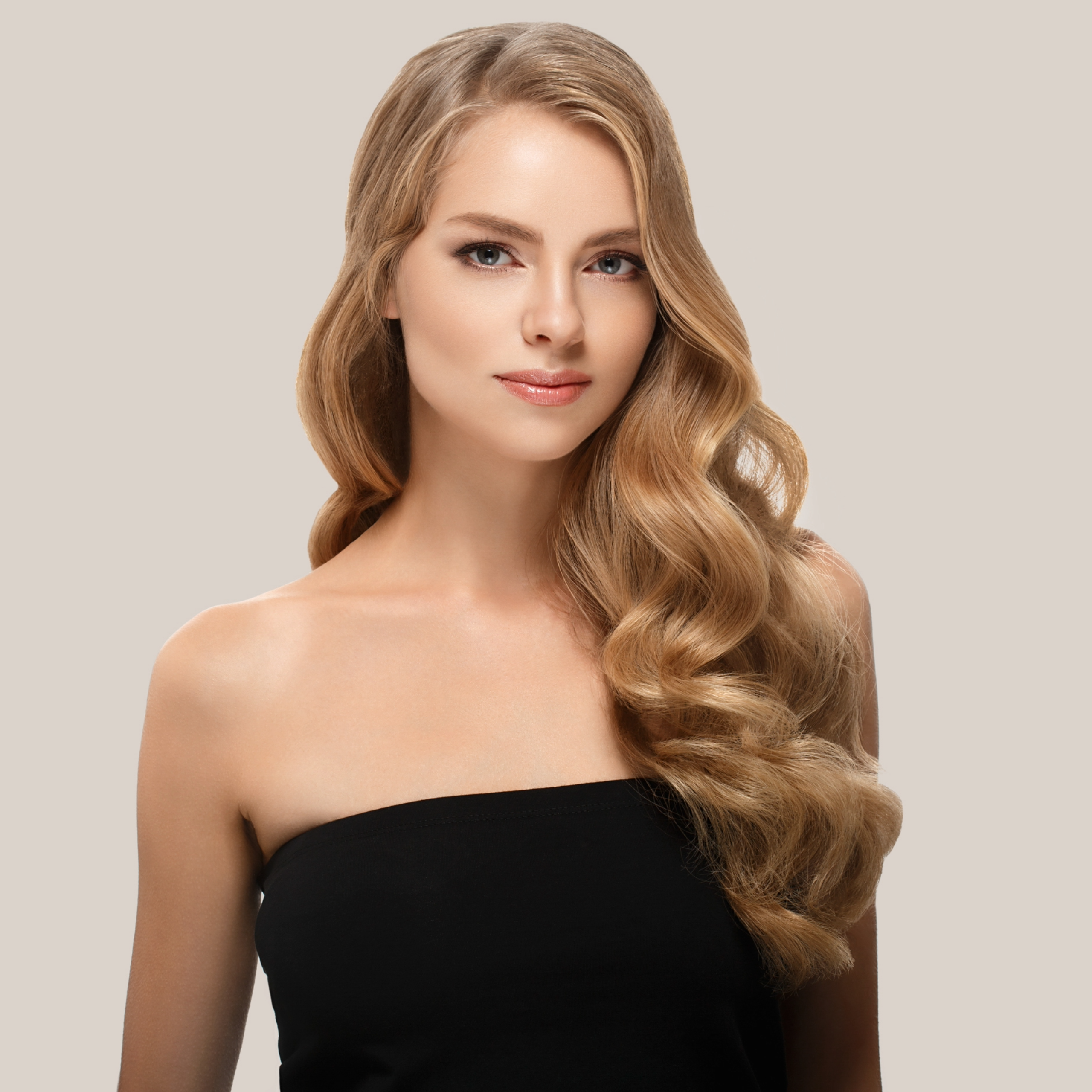 Chica cabello rubio oscuro largo